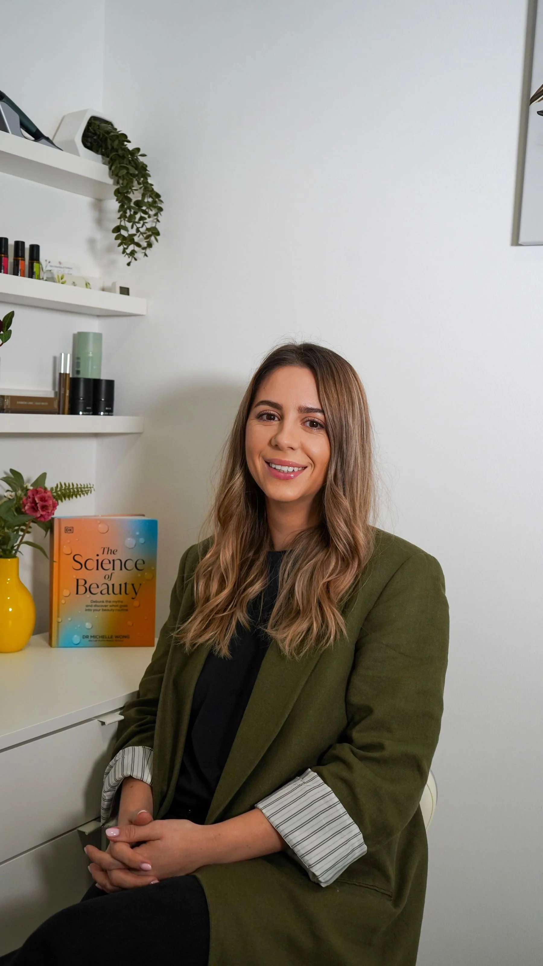 Ștefania în cabinet, cu cartea The Science of Beauty