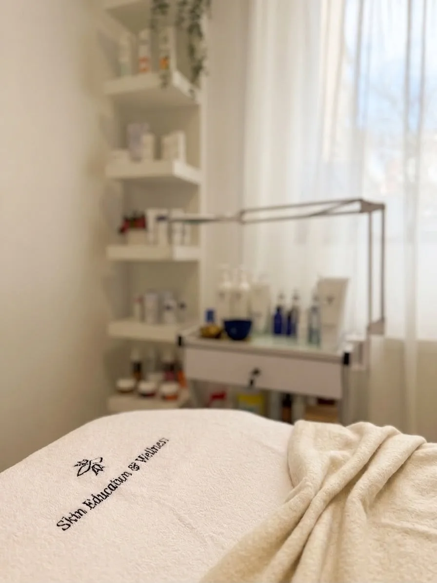 Patul de tratament cu prosopul Skin Education & Wellness