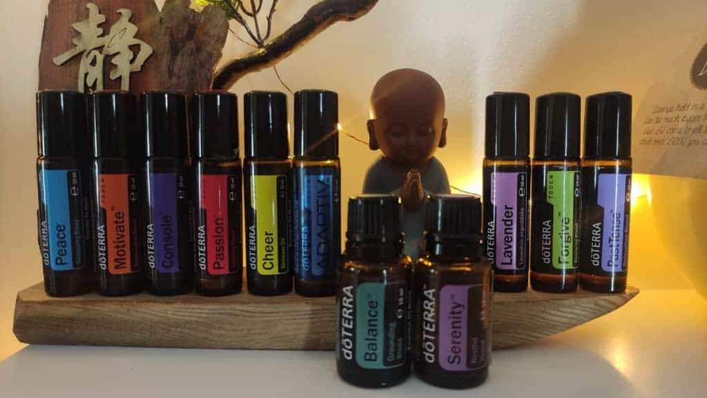 Uleiuri esențiale emoționale care îți ridică starea de bine; blenduri de împământare care îți liniștesc spiritul. Vetiver este preferatul meu. Uleiurile esențiale doTerra îți oferă tot ce ai nevoie