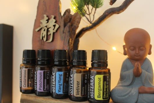 Uleiuri esențiale care ajută la ameliorarea stresului și anxietății: cedru, patchouli, ylang-ylang, vetiver, bergamot. Susțin starea de bine